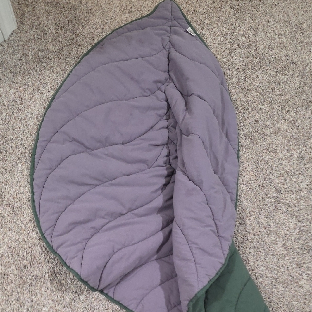 Green Leaf-Shaped Rug - Picture 4 of 5